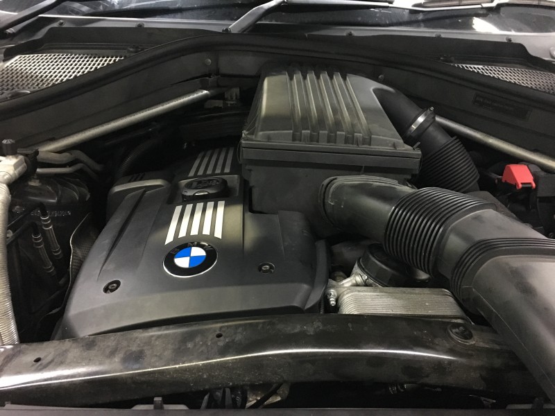 電動ウォーターポンプの整備性/BMW X5 - UG メンテナンス工場