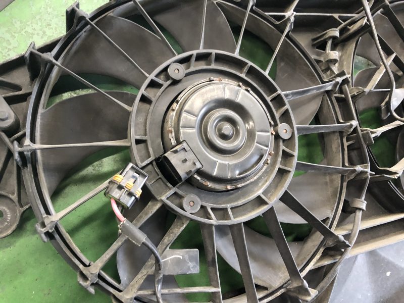 廻らないエンジンファン/クライスラー300C - UG メンテナンス工場